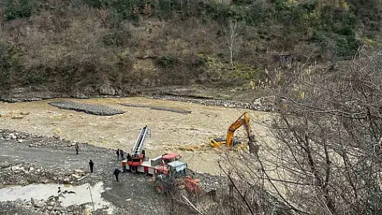 İş makinesinin üzerinde mahsur kaldı