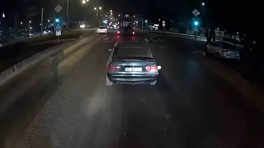 Çekici otomobili yola düşürdü