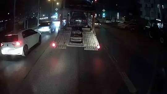 Çekici otomobili yola düşürdü