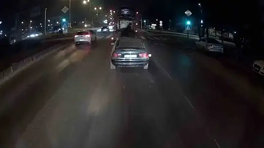 Çekici otomobili yola düşürdü