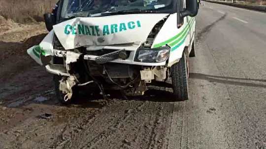 Cenaze aracı ile traktör çarpıştı: 4 yaralı