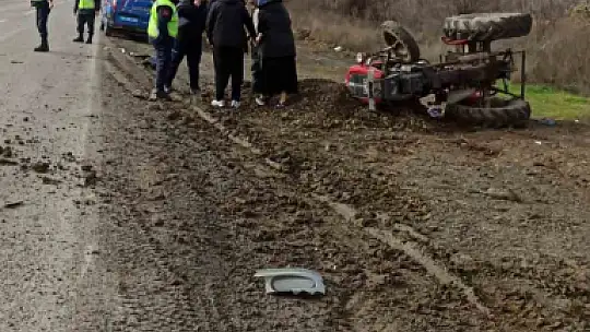 Cenaze aracı ile traktör çarpıştı: 4 yaralı