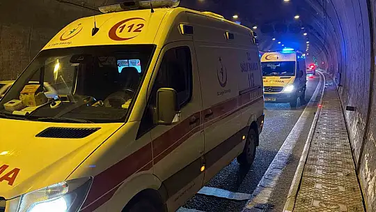 Cenazeye giden aile ölümden döndü: Bolu Dağı Tüneli'nde tırın çarpıp kaçtığı otomobil takla attı