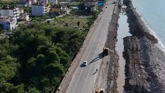 Cide'de selin ardından vatandaşlar sahillerde denize girmeye başladı