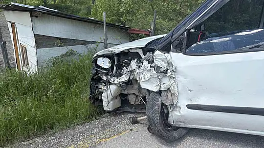 Cip ile hafif ticari araç çarpıştı: 3 yaralı