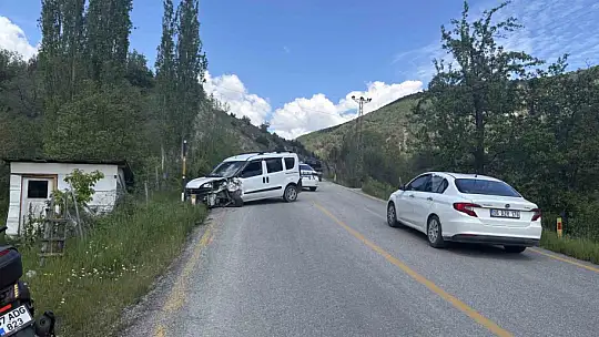 Cip ile hafif ticari araç çarpıştı: 3 yaralı