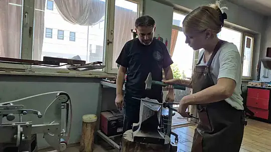 Çırak bulamayan UNESCO'lu usta sanatını kızına öğretiyor
