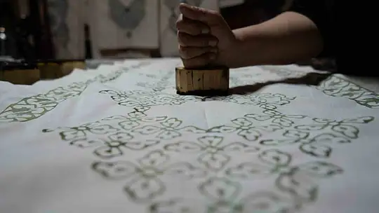 Çocukları için memurluğu bıraktı, kursta tanıştığı sanatla şimdi kadınlara umut oluyor