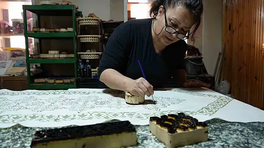 Çocukları için memurluğu bıraktı, kursta tanıştığı sanatla şimdi kadınlara umut oluyor