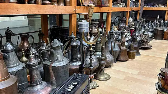Çocukluk merakı 30 bin parçalık antika koleksiyonuna dönüştü