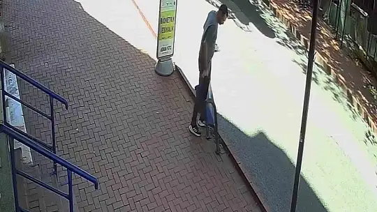 Çöp kovasını kağıt gibi ezdi, 10 bin lira ceza yedi