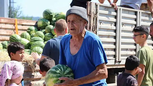 Cumayeri Belediyesi 1 tır karpuz dağıttı