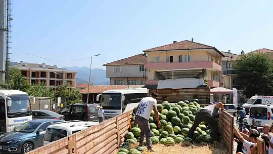 Cumayeri Belediyesi 1 tır karpuz dağıttı
