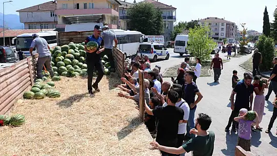 Cumayeri Belediyesi 1 tır karpuz dağıttı