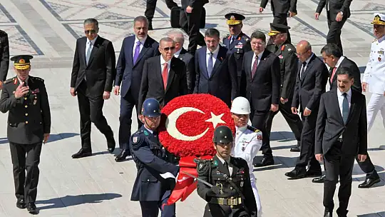 Cumhurbaşkanı Erdoğan başkanlığındaki YAŞ üyeleri Anıtkabir'i ziyaret etti