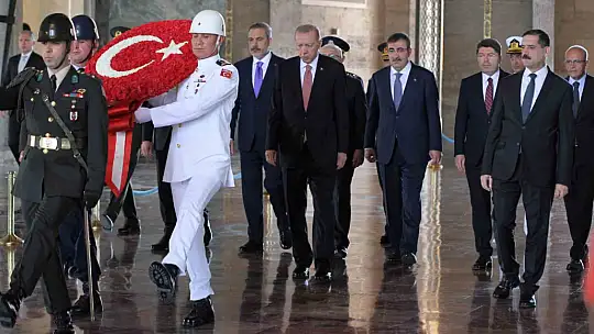 Cumhurbaşkanı Erdoğan başkanlığındaki YAŞ üyeleri Anıtkabir'i ziyaret etti