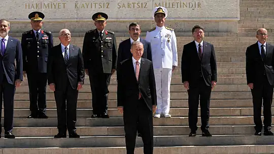 Cumhurbaşkanı Erdoğan başkanlığındaki YAŞ üyeleri Anıtkabir'i ziyaret etti