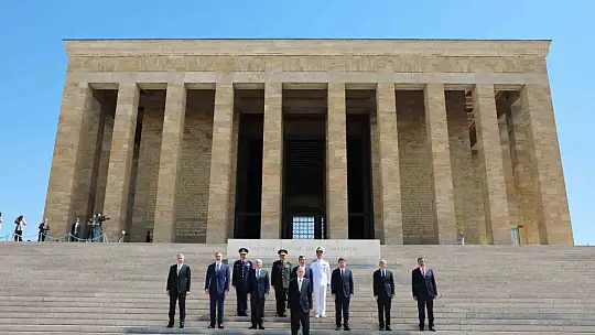 Cumhurbaşkanı Erdoğan başkanlığındaki YAŞ üyeleri Anıtkabir'i ziyaret etti