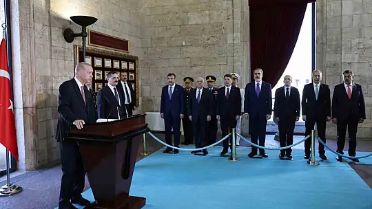 Cumhurbaşkanı Erdoğan başkanlığındaki YAŞ üyeleri Anıtkabir'i ziyaret etti