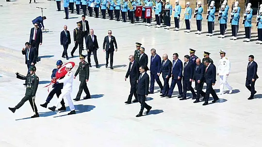 Cumhurbaşkanı Erdoğan başkanlığındaki YAŞ üyeleri Anıtkabir'i ziyaret etti
