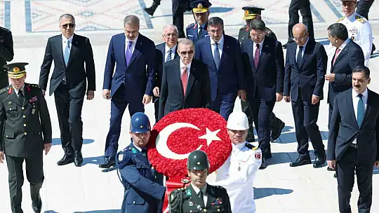Cumhurbaşkanı Erdoğan başkanlığındaki YAŞ üyeleri Anıtkabir'i ziyaret etti