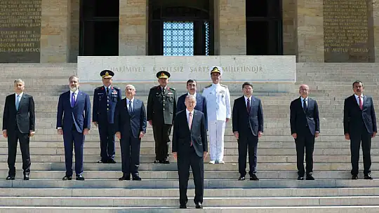 Cumhurbaşkanı Erdoğan başkanlığındaki YAŞ üyeleri Anıtkabir'i ziyaret etti