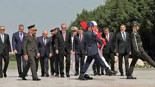 Cumhurbaşkanı Erdoğan başkanlığındaki YAŞ üyeleri Anıtkabir'i ziyaret etti