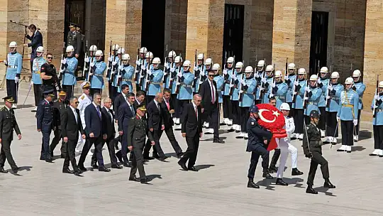 Cumhurbaşkanı Erdoğan başkanlığındaki YAŞ üyeleri Anıtkabir'i ziyaret etti
