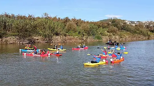Cumhuriyet coşkusu kanolarla Bartın Irmağı'na taşındı