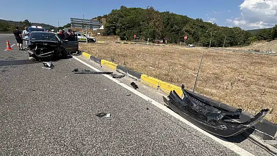 D-100'de iki otomobil kafa kafaya çarpıştı