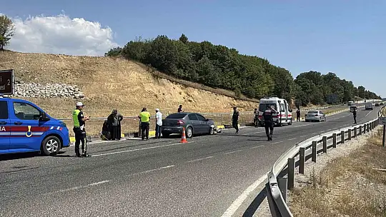 D-100'de iki otomobil kafa kafaya çarpıştı