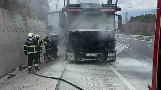 D100 çekicide çıkan yangını itfaiye söndürdü