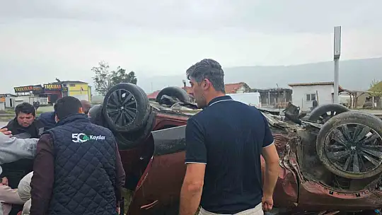D100'da refüje çarpan cip takla attı:  4 yaralı