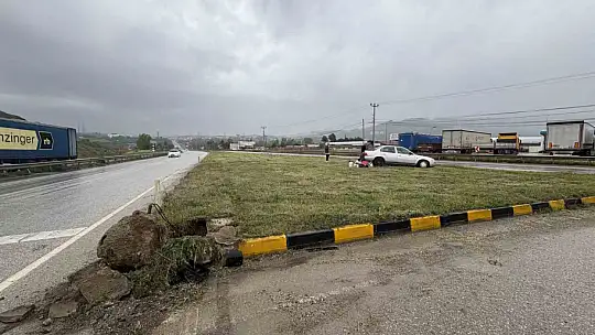 D100'da refüje çarpan cip takla attı:  4 yaralı