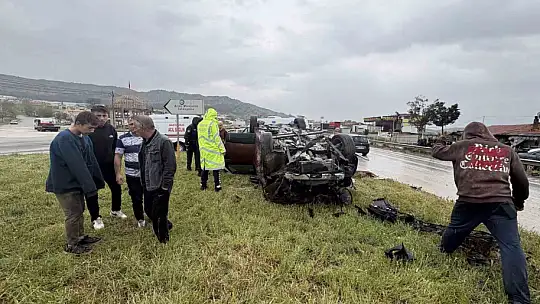 D100'da refüje çarpan cip takla attı:  4 yaralı