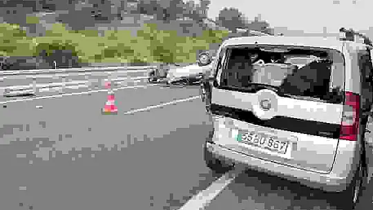 D100'de 3 araçlı trafik kazası: 1 ağır yaralı