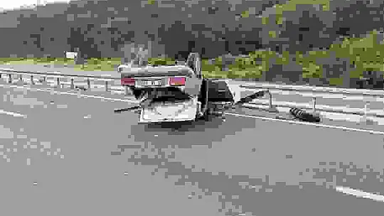 D100'de 3 araçlı trafik kazası: 1 ağır yaralı