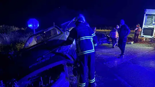 D100'de otomobil refüje çarptı: 2 yaralı