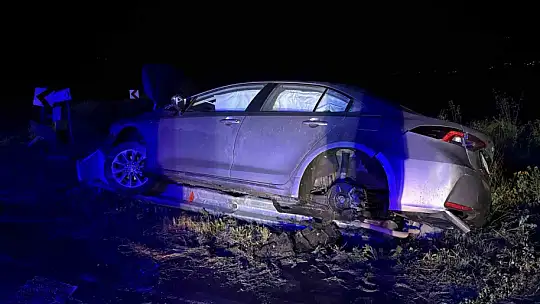 D100'de otomobil refüje çarptı: 2 yaralı