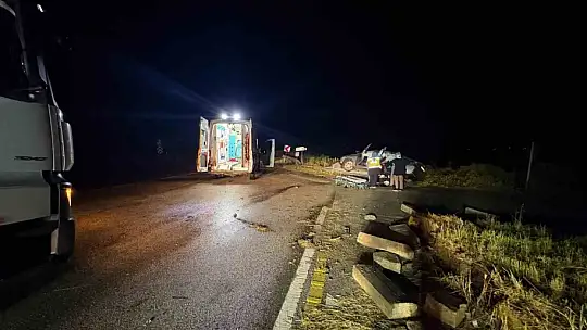 D100'de otomobil refüje çarptı: 2 yaralı