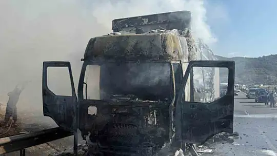 D100'de seyir halindeki tır alev alev yandı