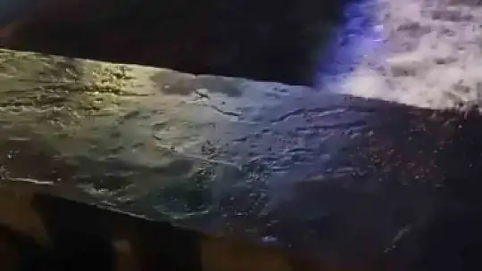 Dalgalarla savrulan balıkçı teknesinin kurtarılma anları ortaya çıktı