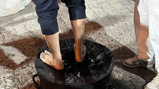 Damat ve sağdıcı kara kazan üzerinde oynattılar