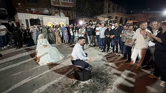 Damat ve sağdıcı kara kazan üzerinde oynattılar