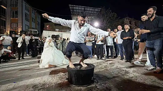 Damat ve sağdıcı kara kazan üzerinde oynattılar