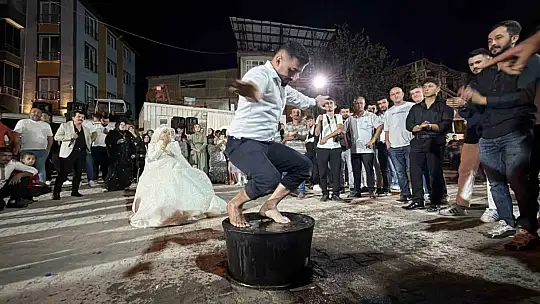 Damat ve sağdıcı kara kazan üzerinde oynattılar