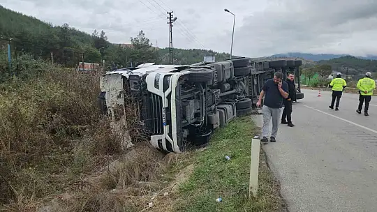 Demir yüklü tır devrildi