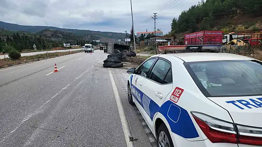 Demir yüklü tır devrildi