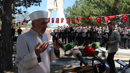 Demokrasi Ve Milli Birlik Günü'nde şehitler dualarla anıldı