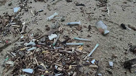 Denizin rengi değişti, plaja tıbbi atıklar vurdu